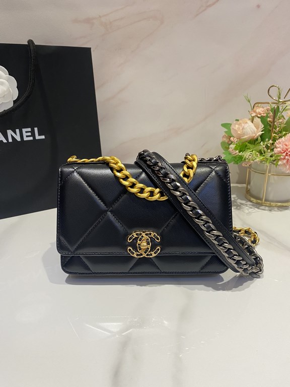 Ohanel 23bag woc the latest version of the button   compared to the old version of the magnet buckle button version is a little more delicate leather strips through the chain logo two-tone chain   large diamond plaid sim