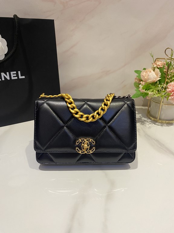 Ohanel 23bag woc the latest version of the button   compared to the old version of the magnet buckle button version is a little more delicate leather strips through the chain logo two-tone chain   large diamond plaid sim