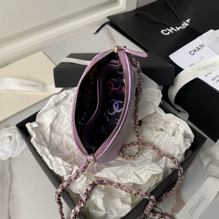 ￥ Sheepskin  Chanel 24s shell bag A small exquisite shell bag as a fairy tale of sweet treasures Yo ~ simply let the girl's heart is moving are embellished with glittering glossy gold elements Yo one eye fell in love wit