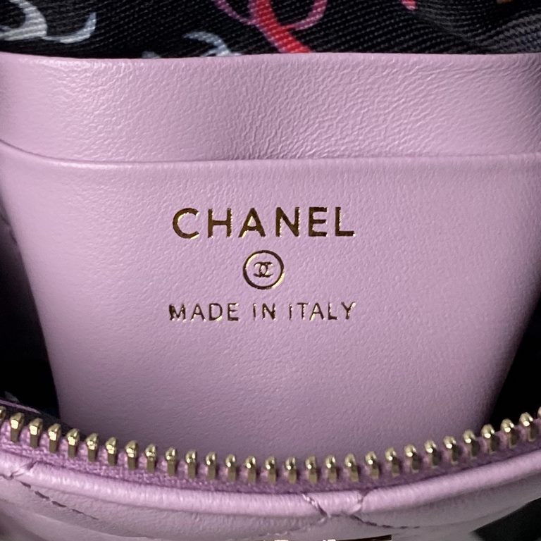 ￥ Sheepskin  Chanel 24s shell bag A small exquisite shell bag as a fairy tale of sweet treasures Yo ~ simply let the girl's heart is moving are embellished with glittering glossy gold elements Yo one eye fell in love wit