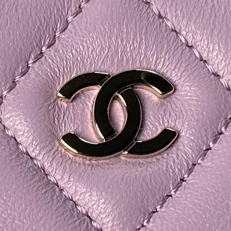 ￥ Sheepskin  Chanel 24s shell bag A small exquisite shell bag as a fairy tale of sweet treasures Yo ~ simply let the girl's heart is moving are embellished with glittering glossy gold elements Yo one eye fell in love wit