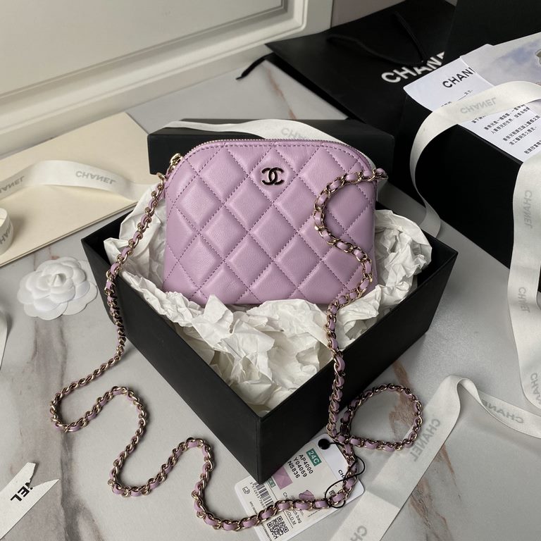 ￥ Sheepskin  Chanel 24s shell bag A small exquisite shell bag as a fairy tale of sweet treasures Yo ~ simply let the girl's heart is moving are embellished with glittering glossy gold elements Yo one eye fell in love wit