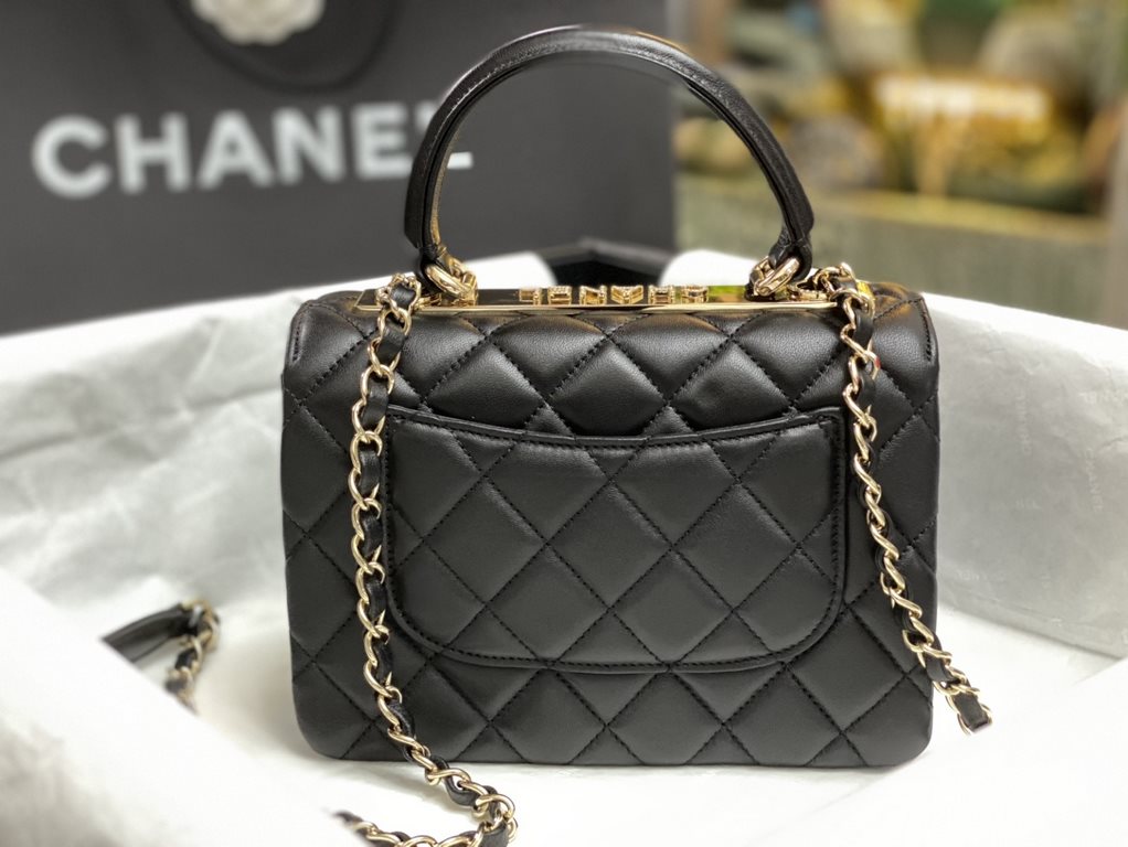 CHANEL 2024. The new diamond-encrusted C handbag, the Trendy-Luxe, is available in black or clean white. The new Trendy-C handbags are a symbol of taste and elegance. Each handbag symbolizes unique taste and style _ ligh