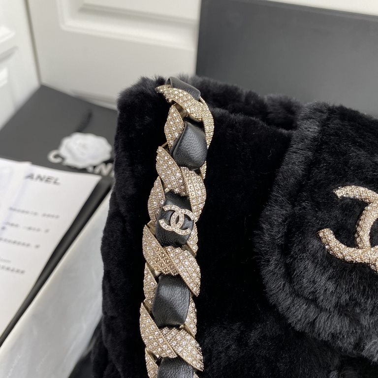 ￥ Chanel fall and winter diamond wool AS2257 Fur bag Bucket bag bling bling ~ ~ ~ too much like   princess-like bag   completely no resistance Diamonds and fur with the absolute dame style fairy  ♀ Size 16  18  12cm