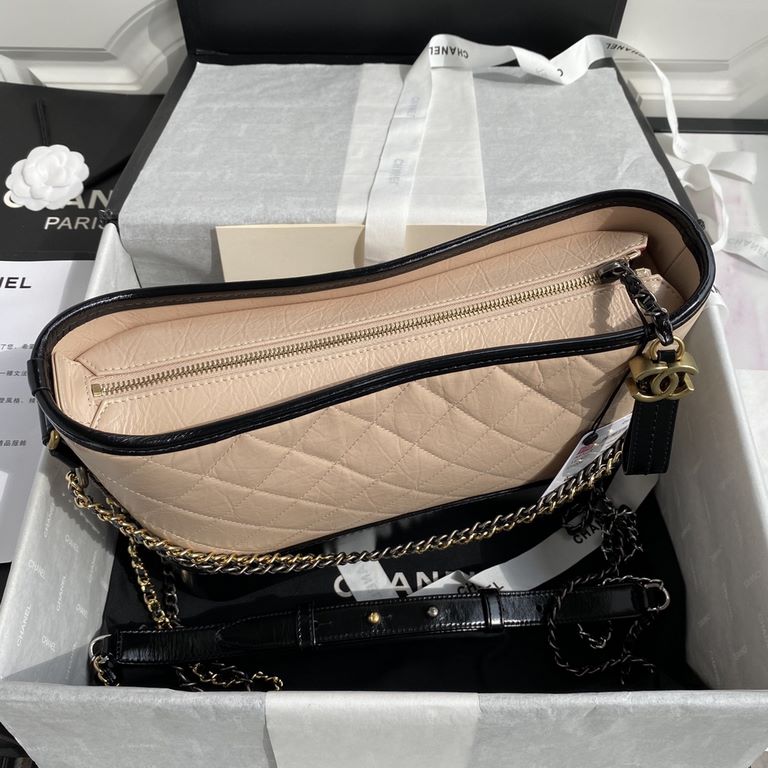 93824  Chanel Gabrielle Xiaoxiang innovation always does not let people disappointed in the original aesthetics into the power and elegance of the design aesthetics and then gave birth to this Chanel wandering bag (Gabri