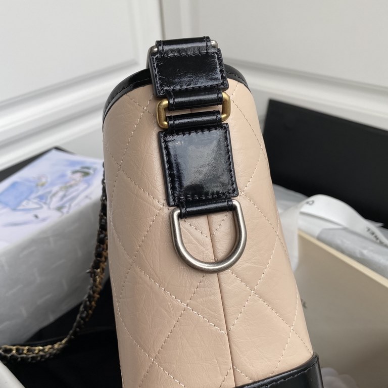 93824  Chanel Gabrielle Xiaoxiang innovation always does not let people disappointed in the original aesthetics into the power and elegance of the design aesthetics and then gave birth to this Chanel wandering bag (Gabri