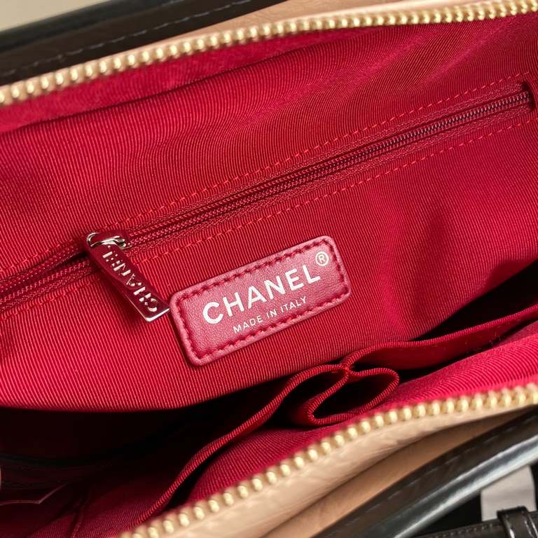 93824  Chanel Gabrielle Xiaoxiang innovation always does not let people disappointed in the original aesthetics into the power and elegance of the design aesthetics and then gave birth to this Chanel wandering bag (Gabri