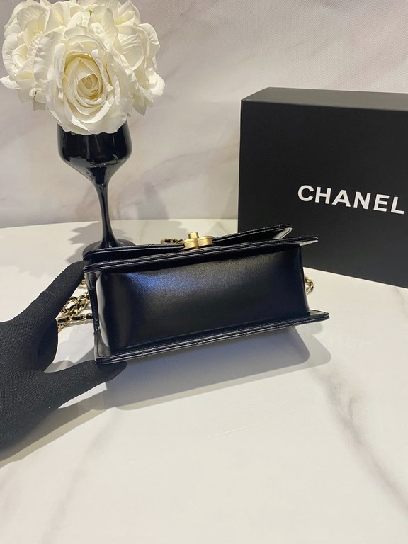 Image 19cm chanel new   early fall high fashion collection gold beaded flap bagThis bag is similar to the classic leboy, and is the next step up from the metal ball CF, which is an adjustable chain bag with a variety of 