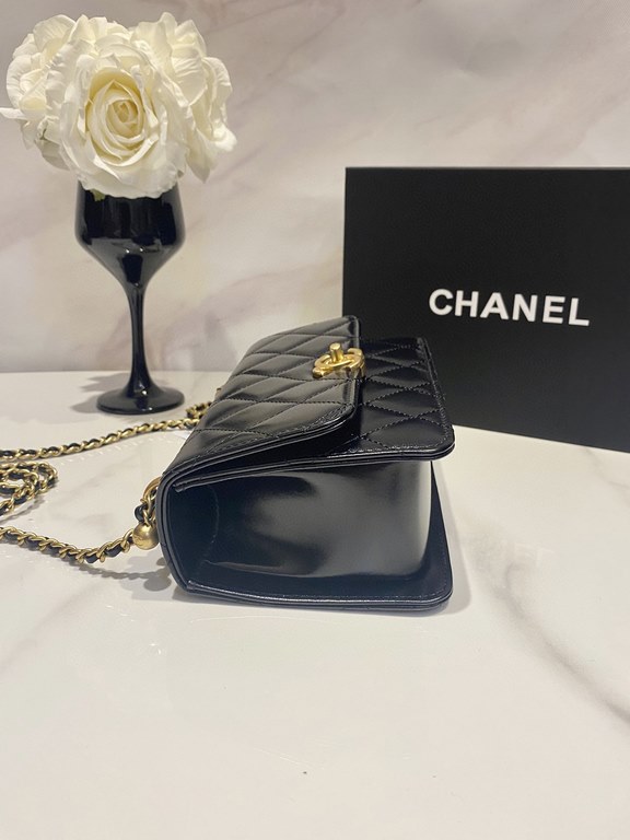 Image 19cm chanel new   early fall high fashion collection gold beaded flap bagThis bag is similar to the classic leboy, and is the next step up from the metal ball CF, which is an adjustable chain bag with a variety of 