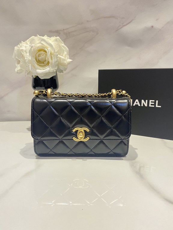 Image 19cm chanel new   early fall high fashion collection gold beaded flap bagThis bag is similar to the classic leboy, and is the next step up from the metal ball CF, which is an adjustable chain bag with a variety of 