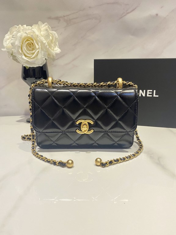 Image 19cm chanel new   early fall high fashion collection gold beaded flap bagThis bag is similar to the classic leboy, and is the next step up from the metal ball CF, which is an adjustable chain bag with a variety of 