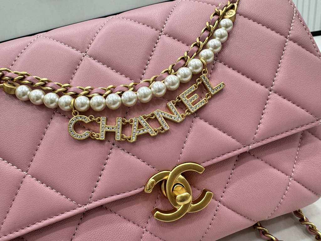 AS5011 CHANEL24A New today! Let's not eat cold rice fried today, to see the new capsule continue to get used to the return of those styles ~ so I caught this one chubby have leather wear chain elements   Jane   chanel le