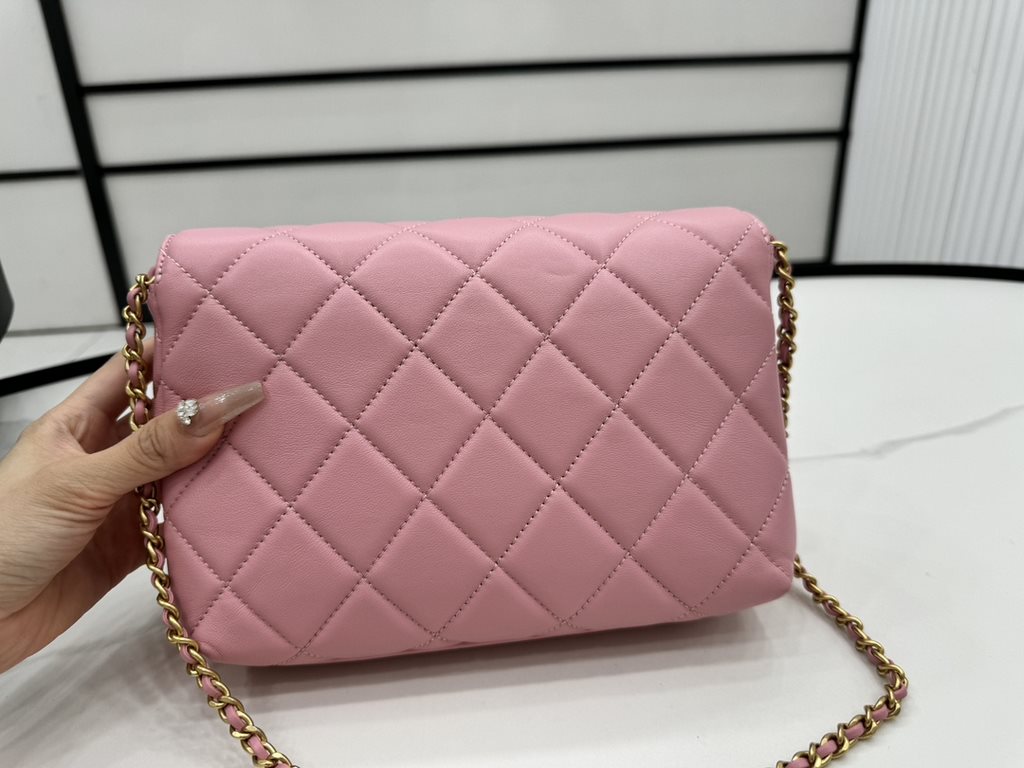 AS5011 CHANEL24A New today! Let's not eat cold rice fried today, to see the new capsule continue to get used to the return of those styles ~ so I caught this one chubby have leather wear chain elements   Jane   chanel le