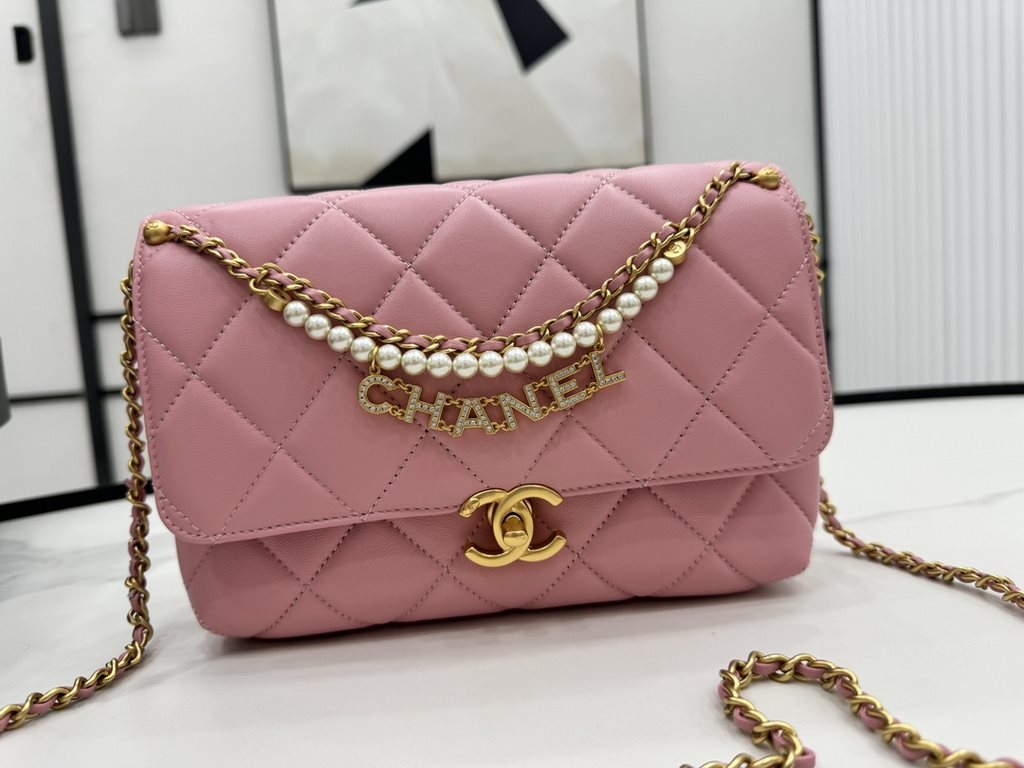 AS5011 CHANEL24A New today! Let's not eat cold rice fried today, to see the new capsule continue to get used to the return of those styles ~ so I caught this one chubby have leather wear chain elements   Jane   chanel le