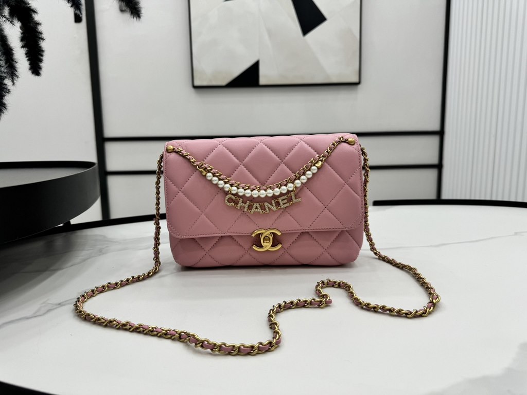 AS5011 CHANEL24A New today! Let's not eat cold rice fried today, to see the new capsule continue to get used to the return of those styles ~ so I caught this one chubby have leather wear chain elements   Jane   chanel le