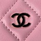 ￥ Sheepskin  Chanel 24s shell bag A small exquisite shell bag as a fairy tale of sweet treasures Yo ~ simply let the girl's heart is moving are embellished with glittering glossy gold elements Yo one eye fell in love wit