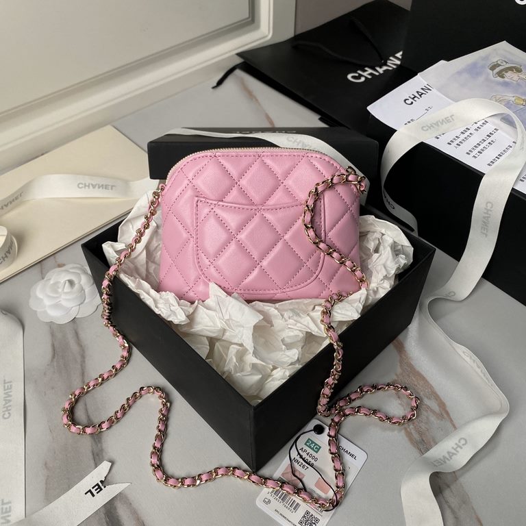 ￥ Sheepskin  Chanel 24s shell bag A small exquisite shell bag as a fairy tale of sweet treasures Yo ~ simply let the girl's heart is moving are embellished with glittering glossy gold elements Yo one eye fell in love wit