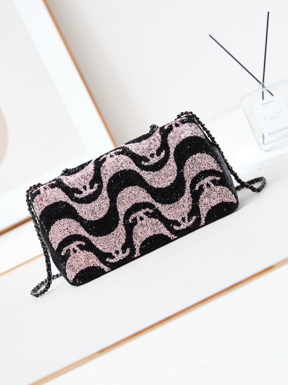 CHANEL 2021 Limited Edition Sequins Black and White Wave CF will collect one sequin model every year, and this year this one is too good!Black and white overlap in the shape of waves, coupled with the classic Logo, is ex