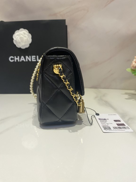 chane1 pearl adjustable buckle cell phone bagSheep Leather Gold Color Buckle Adjustable Buckle   Adjust the length of the size more suitable!It can put down your cell phone and other things as well, and has a large capac