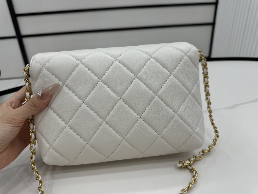 AS5011 CHANEL24A New today! Let's not eat cold rice fried today, to see the new capsule continue to get used to the return of those styles ~ so I caught this one chubby have leather wear chain elements   Jane   chanel le