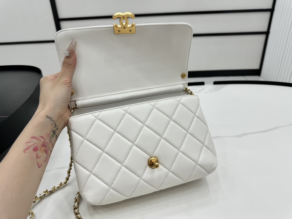 AS5011 CHANEL24A New today! Let's not eat cold rice fried today, to see the new capsule continue to get used to the return of those styles ~ so I caught this one chubby have leather wear chain elements   Jane   chanel le