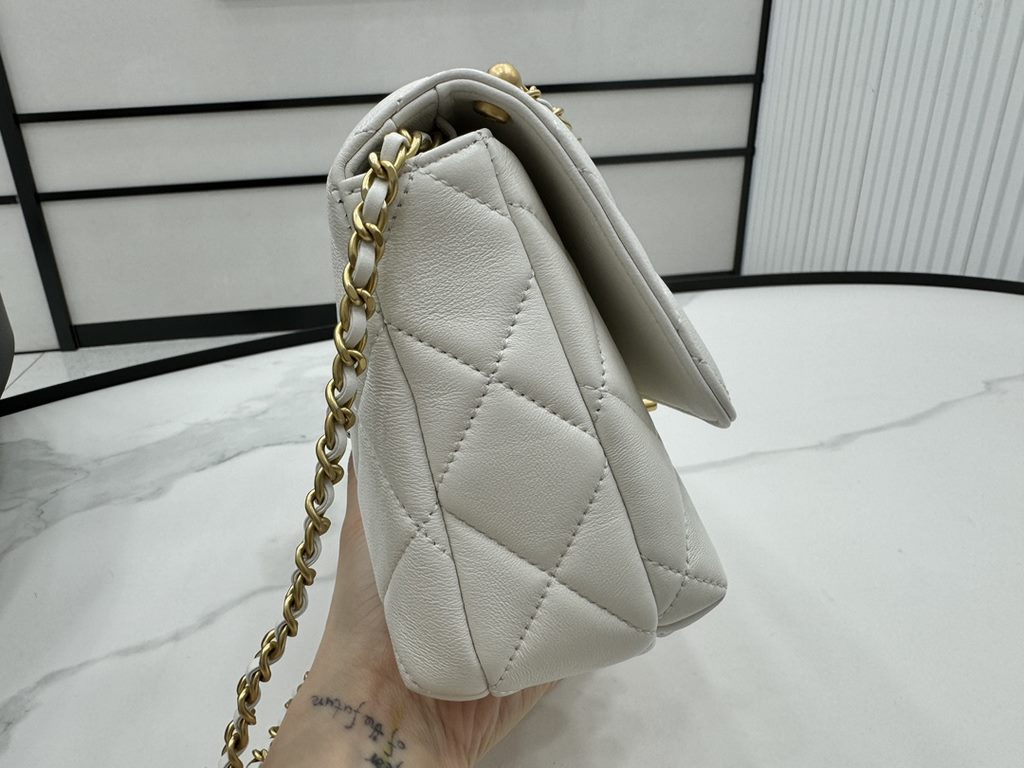 AS5011 CHANEL24A New today! Let's not eat cold rice fried today, to see the new capsule continue to get used to the return of those styles ~ so I caught this one chubby have leather wear chain elements   Jane   chanel le