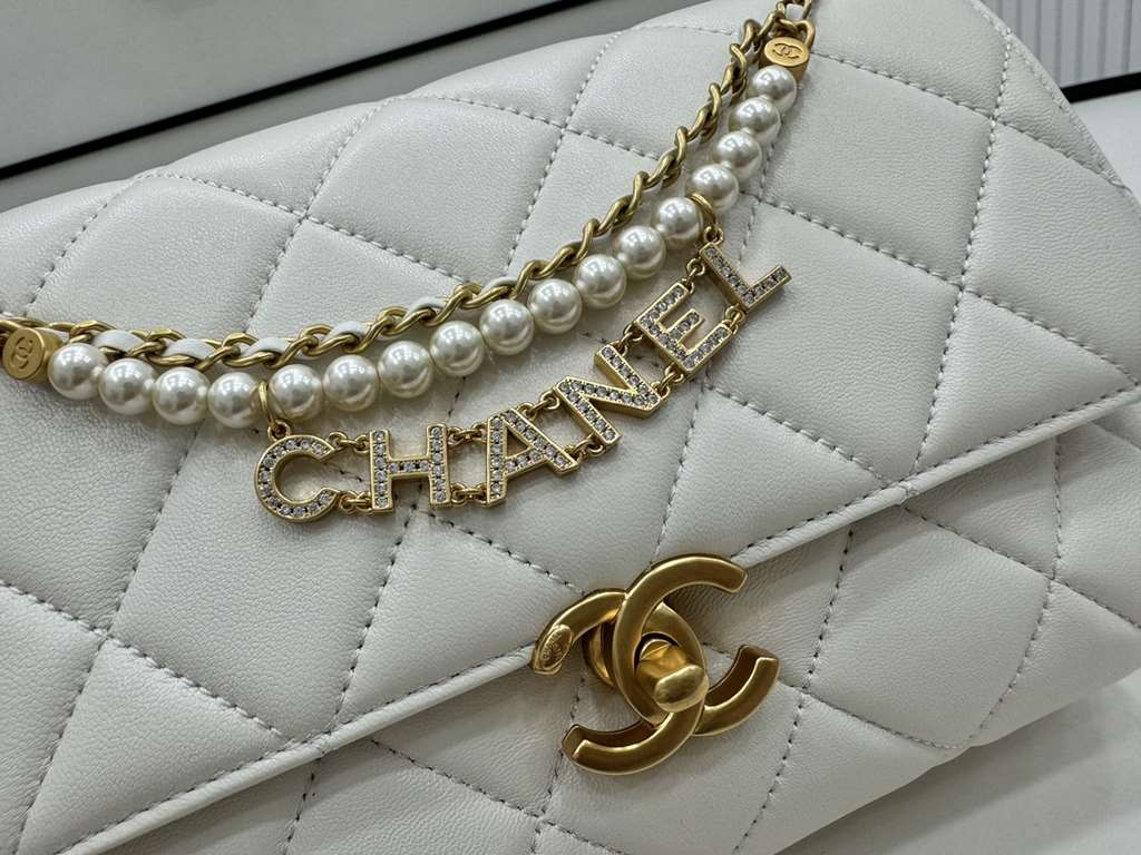 AS5011 CHANEL24A New today! Let's not eat cold rice fried today, to see the new capsule continue to get used to the return of those styles ~ so I caught this one chubby have leather wear chain elements   Jane   chanel le