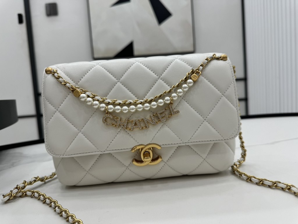 AS5011 CHANEL24A New today! Let's not eat cold rice fried today, to see the new capsule continue to get used to the return of those styles ~ so I caught this one chubby have leather wear chain elements   Jane   chanel le