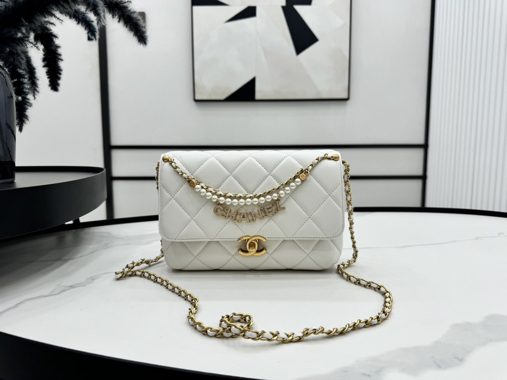 AS5011 CHANEL24A New today! Let's not eat cold rice fried today, to see the new capsule continue to get used to the return of those styles ~ so I caught this one chubby have leather wear chain elements   Jane   chanel le