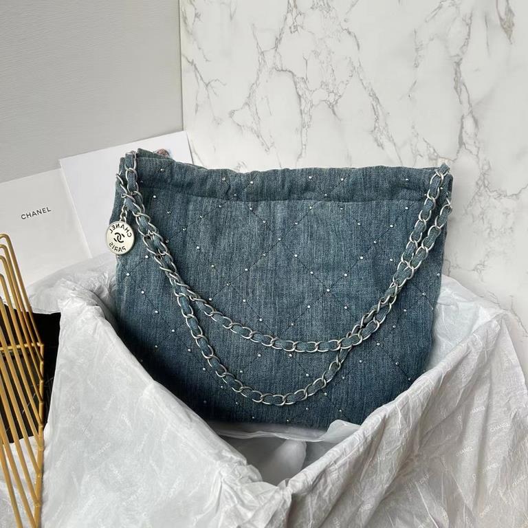 . 24s jennie same denimThis season on the studded denim 22bag!When I found out that jennie carried this on her back at the show, I was even more impressed with the color of the item!This denim is on the gray and light bl