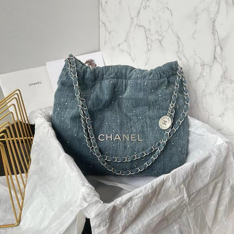 . 24s jennie same denimThis season on the studded denim 22bag!When I found out that jennie carried this on her back at the show, I was even more impressed with the color of the item!This denim is on the gray and light bl