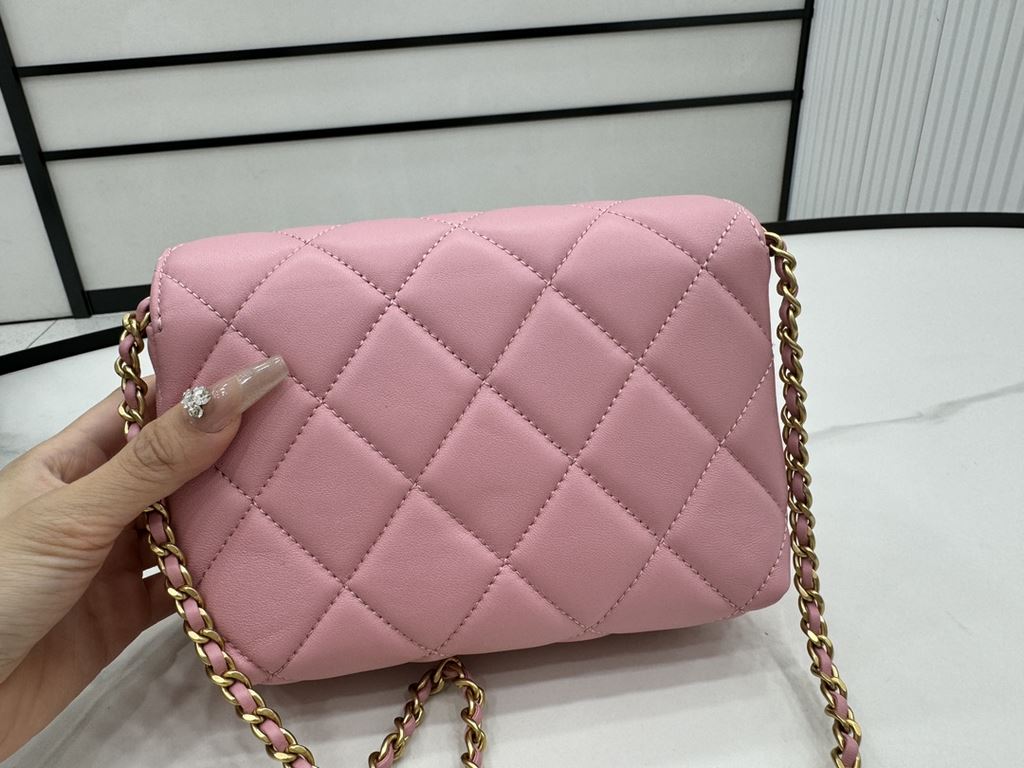 AS4986 CHANEL24A New today! Let's not eat cold rice fried today, to see the new capsule continue to get used to the return of those styles ~ so I caught this one chubby have leather wear chain elements   Jane   chanel le