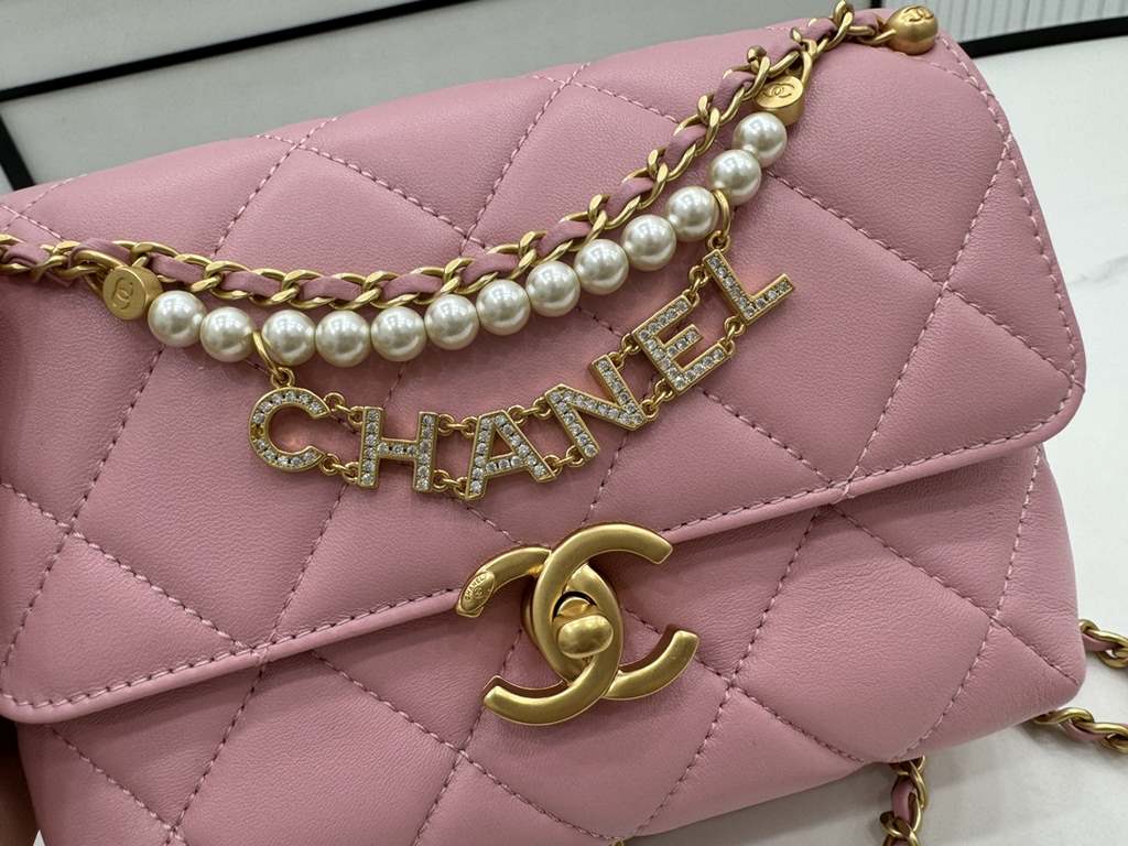 AS4986 CHANEL24A New today! Let's not eat cold rice fried today, to see the new capsule continue to get used to the return of those styles ~ so I caught this one chubby have leather wear chain elements   Jane   chanel le