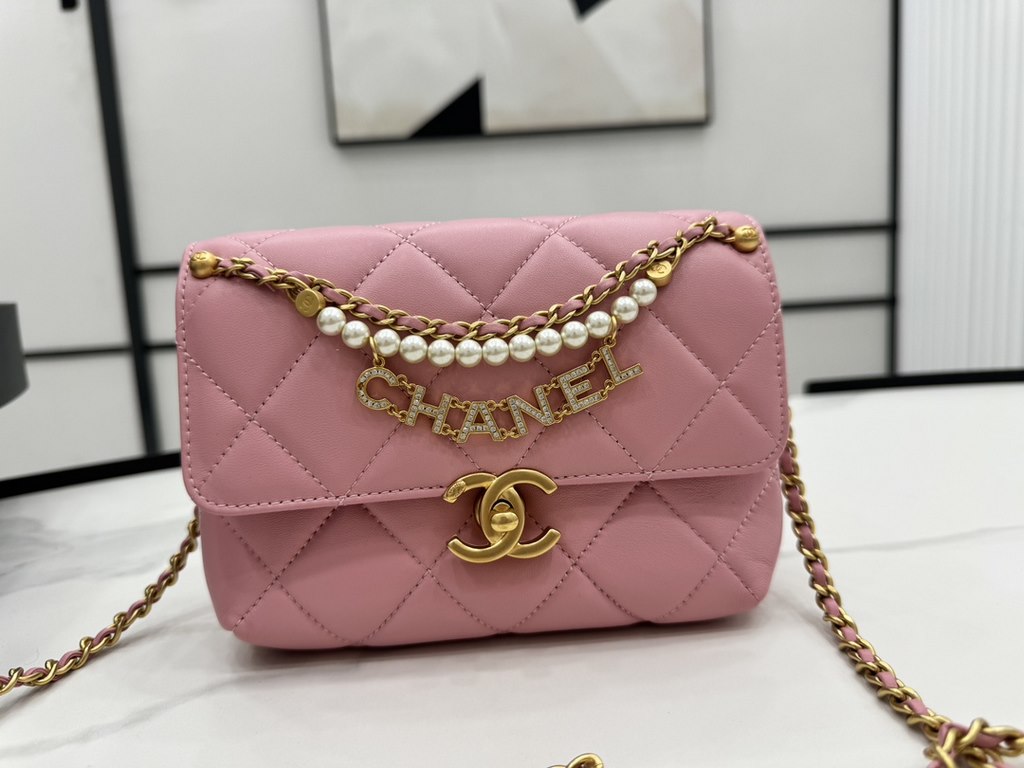 AS4986 CHANEL24A New today! Let's not eat cold rice fried today, to see the new capsule continue to get used to the return of those styles ~ so I caught this one chubby have leather wear chain elements   Jane   chanel le