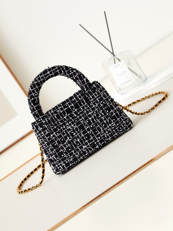 23K Kelly Handle BagFashion is a reincarnation of the popular antique kelly by Chanel redesigned revitalization, antique Kelly to the classic handle hand raised the name, in the basic plus leather through the chain shoul