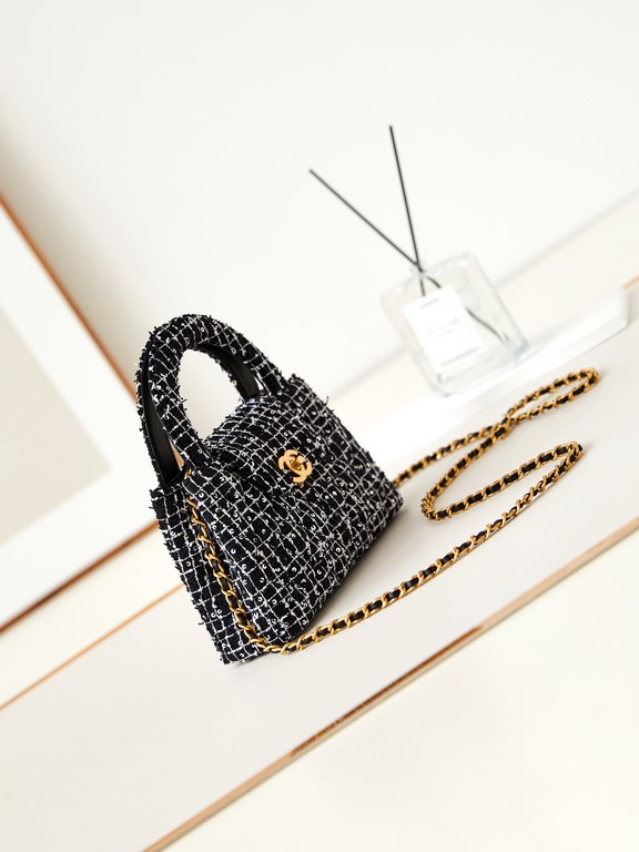 23K Kelly Handle BagFashion is a reincarnation of the popular antique kelly by Chanel redesigned revitalization, antique Kelly to the classic handle hand raised the name, in the basic plus leather through the chain shoul