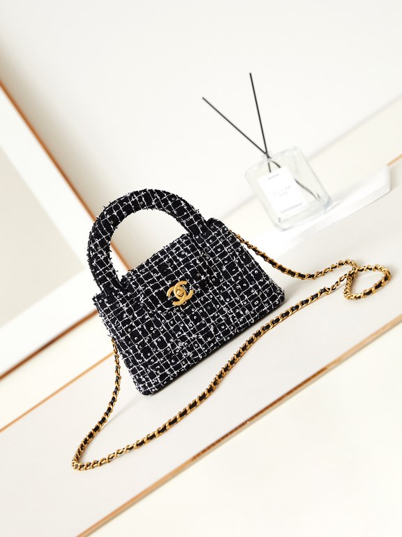 23K Kelly Handle BagFashion is a reincarnation of the popular antique kelly by Chanel redesigned revitalization, antique Kelly to the classic handle hand raised the name, in the basic plus leather through the chain shoul