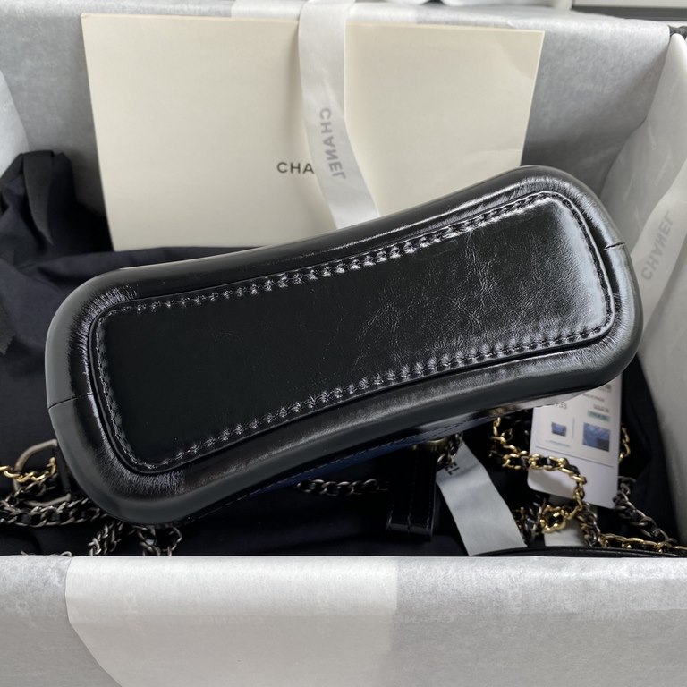 91810   Chanel Gabrielle Xiaoxiang innovation always does not disappoint the original beauty into the power and elegance of the design aesthetics and then gave birth to this Chanel wandering bag (Gabrielle )   It debuted