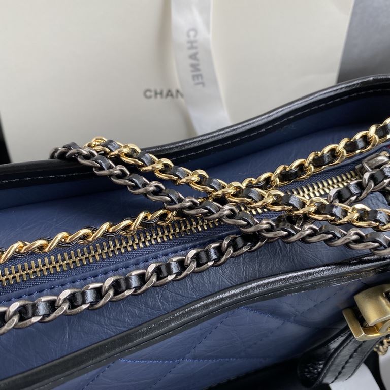 91810   Chanel Gabrielle Xiaoxiang innovation always does not disappoint the original beauty into the power and elegance of the design aesthetics and then gave birth to this Chanel wandering bag (Gabrielle )   It debuted