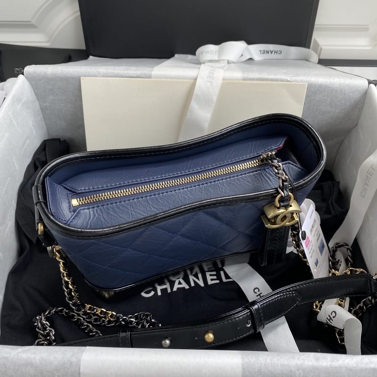 91810   Chanel Gabrielle Xiaoxiang innovation always does not disappoint the original beauty into the power and elegance of the design aesthetics and then gave birth to this Chanel wandering bag (Gabrielle )   It debuted