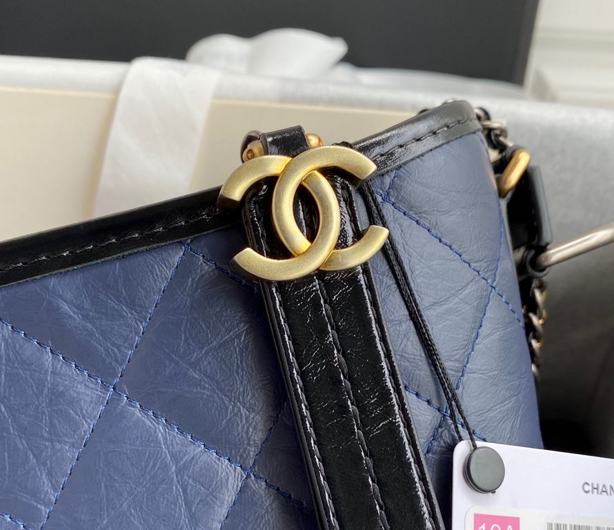 91810   Chanel Gabrielle Xiaoxiang innovation always does not disappoint the original beauty into the power and elegance of the design aesthetics and then gave birth to this Chanel wandering bag (Gabrielle )   It debuted