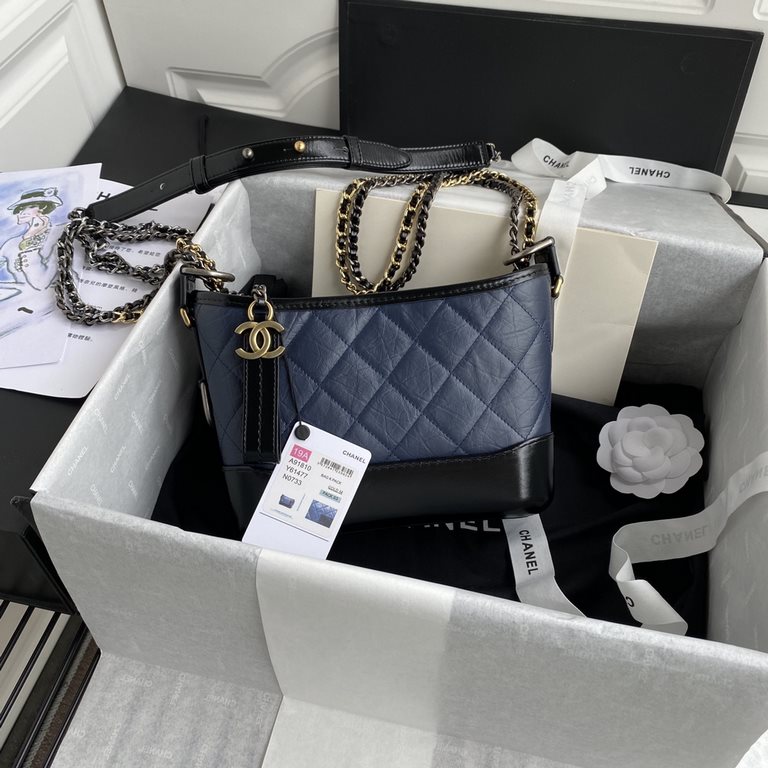 91810   Chanel Gabrielle Xiaoxiang innovation always does not disappoint the original beauty into the power and elegance of the design aesthetics and then gave birth to this Chanel wandering bag (Gabrielle )   It debuted