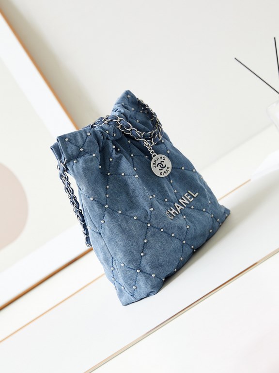 24S Denim Trash Bag SpikeHidden big pop-up wow!Casual high-level wash denim blue how can be so good ah ~ and then embellished with silver CHANEL letters that the spontaneity of the rate of sex immediately came out!Whethe