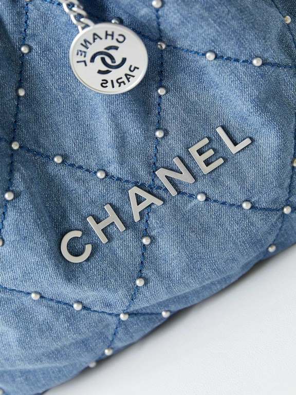 24S Denim Trash Bag SpikeHidden big pop-up wow!Casual high-level wash denim blue how can be so good ah ~ and then embellished with silver CHANEL letters that the spontaneity of the rate of sex immediately came out!Whethe