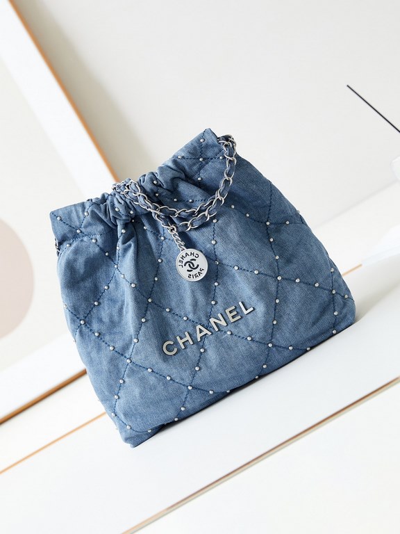 24S Denim Trash Bag SpikeHidden big pop-up wow!Casual high-level wash denim blue how can be so good ah ~ and then embellished with silver CHANEL letters that the spontaneity of the rate of sex immediately came out!Whethe