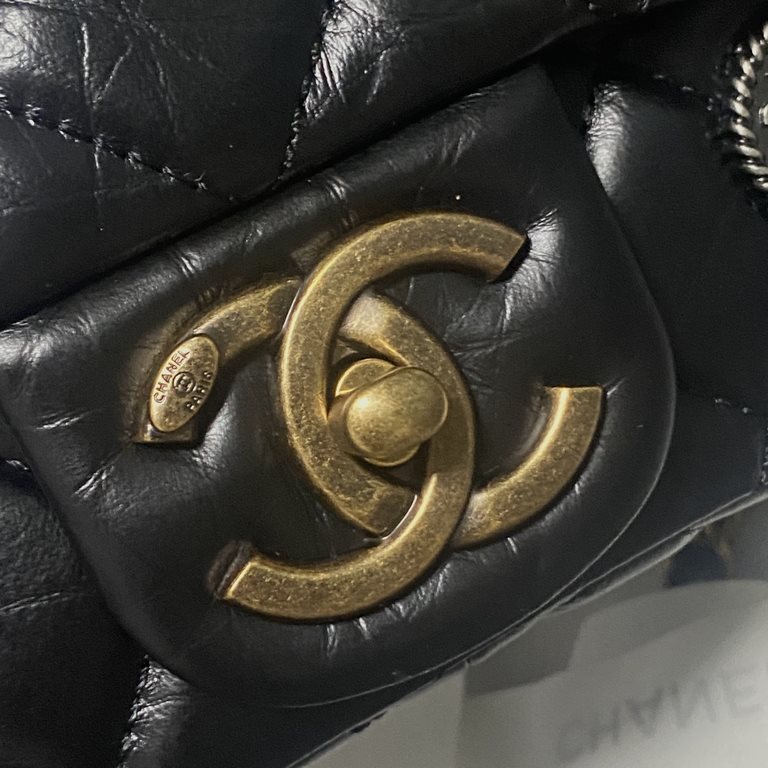 Spot ~chanel limited edition badge commemorative edition classic flap, sheAbsolutely global chanel fan's favorite, classic flap's commemorative limited edition badge extremelycollectible value of each badge has a pointin