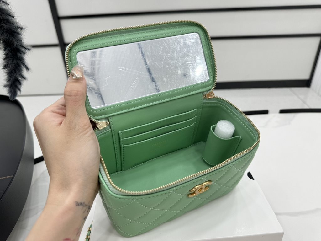 A96069 Chanel Sheepskin Handle Cosmetic Bag The handle is very distinctive Heavy-duty metal handle At first glance, I fell in love with the imported sheepskin texture is smooth and delicate First of all, it is comfortabl