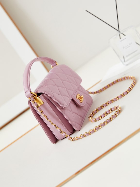 FallWinter 24 Walking EmbroideryThe cover bag is so cool! Simply do not too beautiful haha This model think hand carry is very good with casual wear cool ah! It's a beautiful cowhide, and the texture is great.Size 15-20-