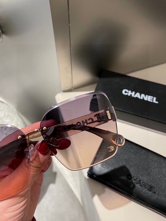 Chanel new models! New shipment! New model shipment!  Women's HD thickened polarized sunglasses     High quality TR-90 frames Fashionable and versatile!6117