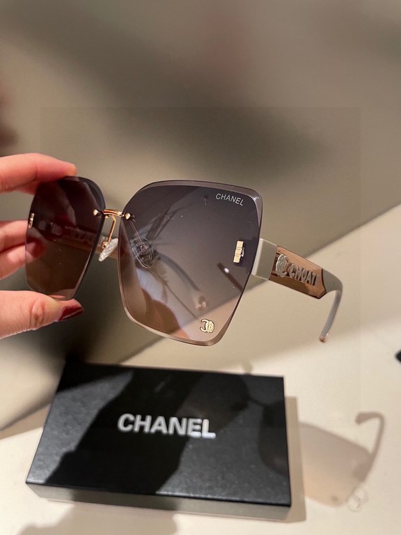 Chanel new models! New shipment! New model shipment!  Women's HD thickened polarized sunglasses     High quality TR-90 frames Fashionable and versatile!6117